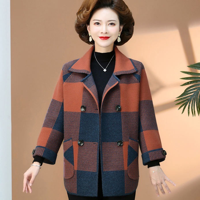 2025春秋冬中老年妈妈装上衣女时尚洋气格子外套新款针织开衫外套
